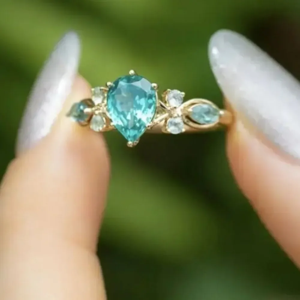 Ladies Elegant Gold and Green Gemstone Ring Sz 6